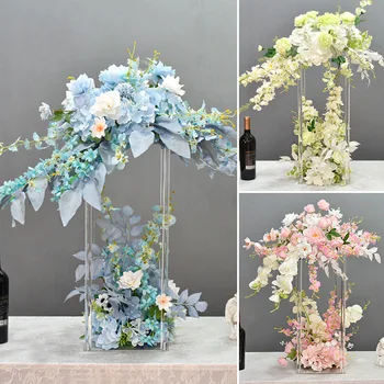 פרחים מלאכותיים שורה על שולחן חתונה במרכז קישוט, פרחים עם אקריליק דוכן פרחים, בית המפלגה, בשלב רקע אביזרים
