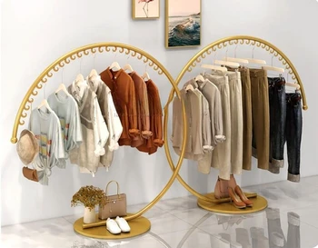 בקומה סוג מדף תצוגה של חנות בגדים יצירתיים זהב מדף תצוגה של בגדי נשים בחנות הבגדים קולב