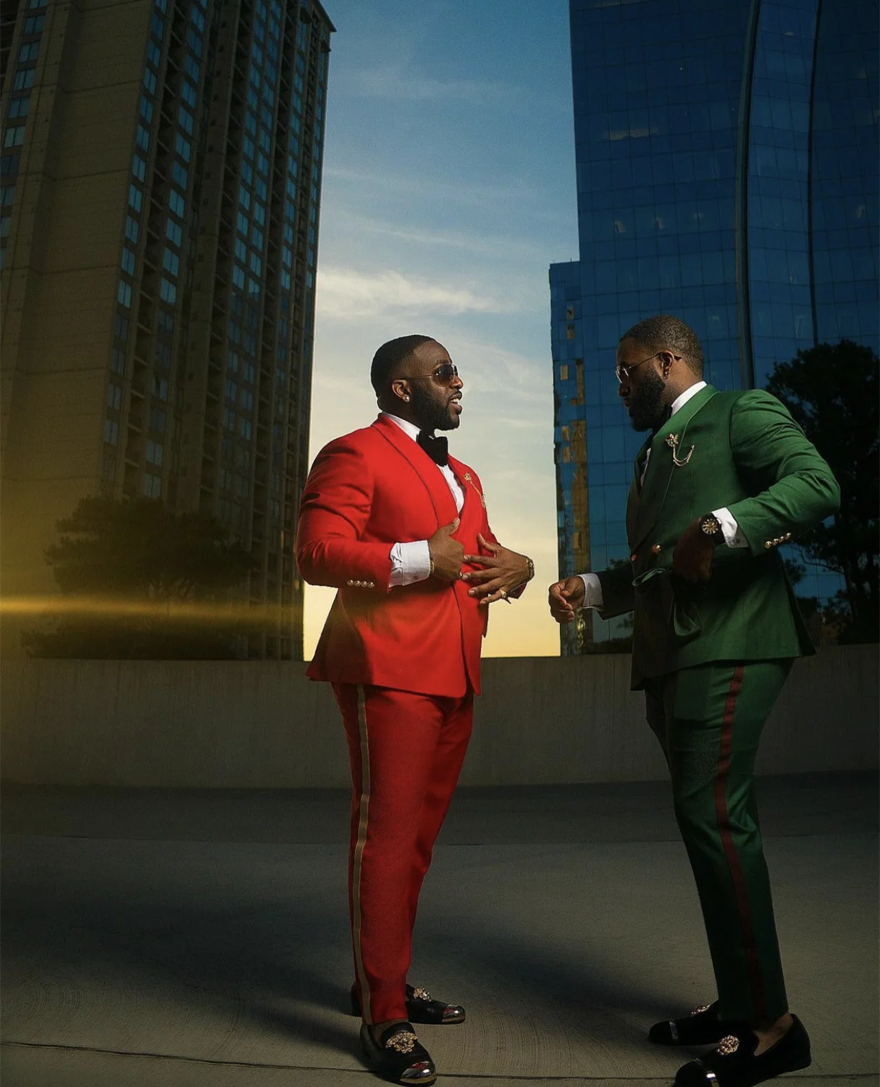 2 חתיכות אחרונות עיצוב ירוק אדום חליפות גברים מעיל Slim Fit רשמית החתונה החתן טלאים אח תלבושת חגורת המותניים בלייזר המכנסיים - 1