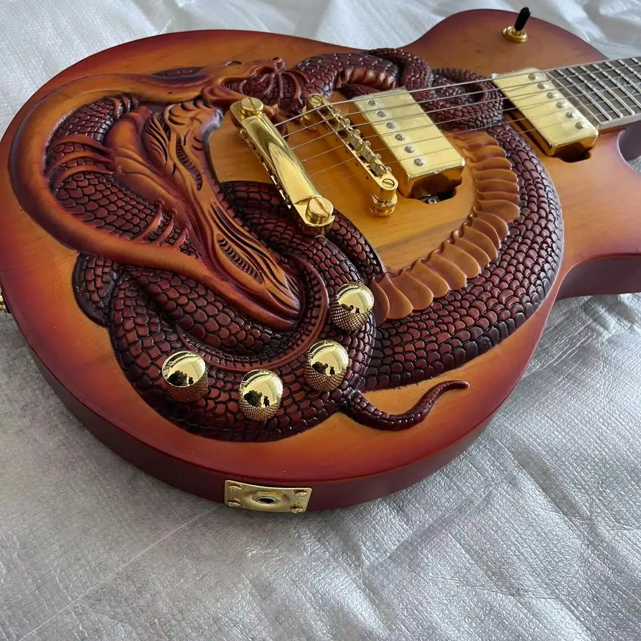 חקוק הנחש בצורת גיטרה חשמלית, מט צבע ניטרוצלולוזה, אמיתי משלוח תמונה, תאריך משלוח של 30 ימים, יכול להיות modifie - 2